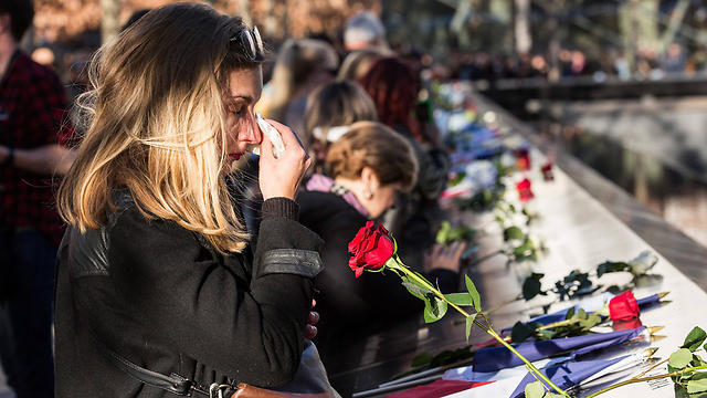 אבל בפריז לאחר המתקפה (צילום: AFP) (צילום: AFP)