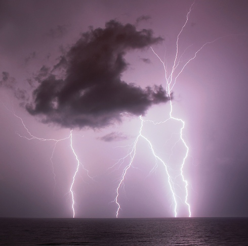 סערת ברקים בראשון לציון (צילום: שי אגם) (צילום: שי אגם)