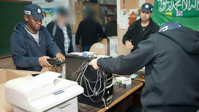 Police raid the offices of the northern branch of the Islamic Movement (Photo: Police Spokesman)