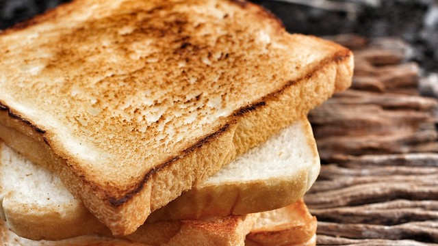 פרוסת לחם לבן עם כף ריבה או דבש. השידוך המושלם למרתון (צילום: shutterstock) (צילום: shutterstock)