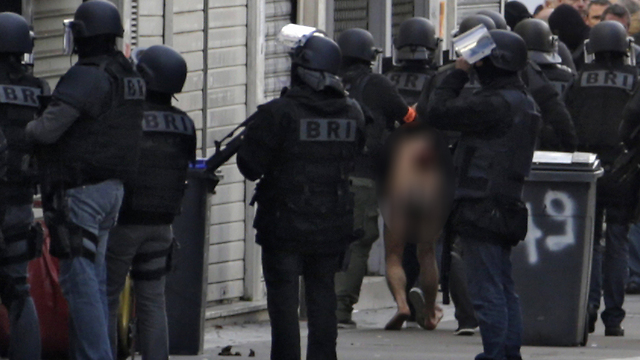 העצור מובל על-ידי כוחות הביטחון (צילום: AFP) (צילום: AFP)