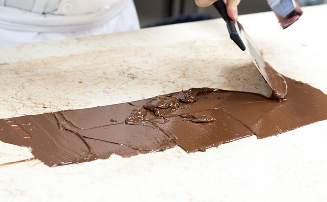 כדי לקרר את השוקולד לאחר ההמסה מורחים ומערבבים אותו עם שפכטל או מרית (צילום: אולגה טוכשר)