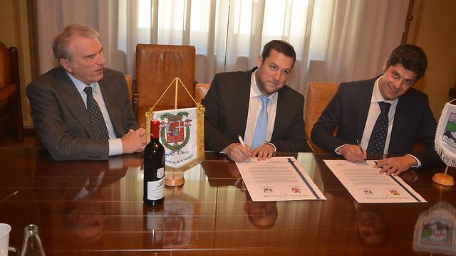 ראש המועצה דגן (במרכז) בעת החתימה על ההסכם (צילום: מועצה אזורית שומרון) (צילום: מועצה אזורית שומרון)