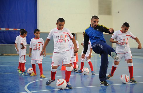 אימון כדורגל באולם המקומי (צילום: ישראל יוסף) (צילום: ישראל יוסף)