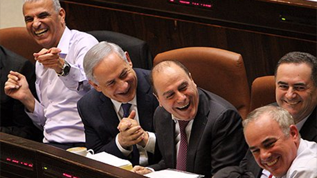 נתניהו, כחלון והשרים צוחקים לאחר שהרצוג התבלבל בהצבעה (צילום: עומר מסינגר, כלכליסט) (צילום: עומר מסינגר, כלכליסט)
