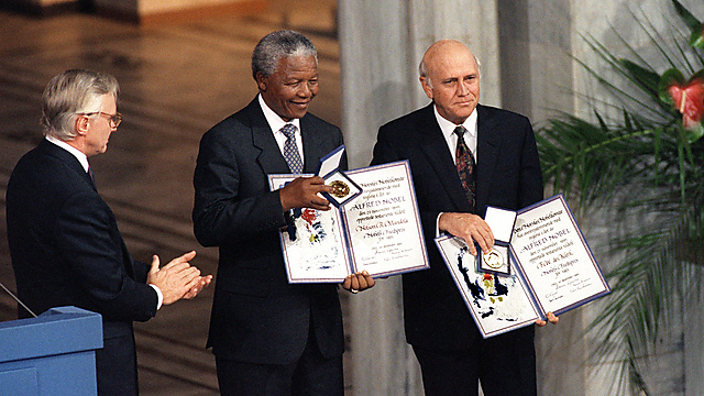 De Klark, right, and Nelson Mandela receive the Nobel Peace Prize in 1993 (Photo: AFP)