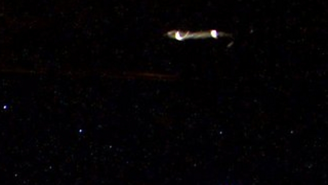 שני אורות בחלל (צילום: סקוט קלי, נאס"א) (צילום: סקוט קלי, נאס