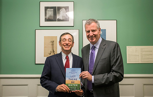 סיגל עם ראש עירית ניו יורק ביל דה-בלאסיו עם ספרו החדש של סיגל ()