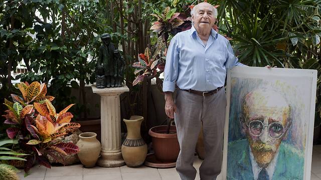 Itzchak Belfer with one of his paintings of educator Januscz Korczak (Photo: AP)