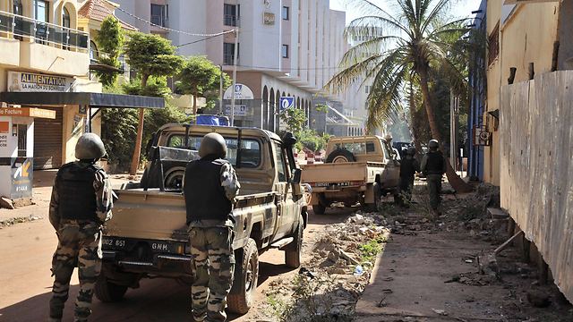 Malian commandos outside the hotel (Photo: AFP)