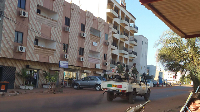 Malian commandos outside the hotel (Photo: Reuters)