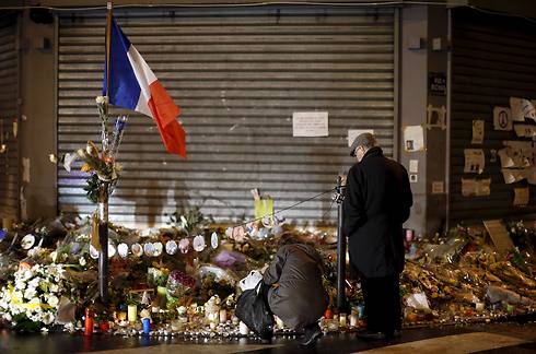 זירת הטבח בבטקלאן בפריז. 9 מכל 10 צרפתים תומכים בשלילת אזרחות (צילום: רויטרס) (צילום: רויטרס)