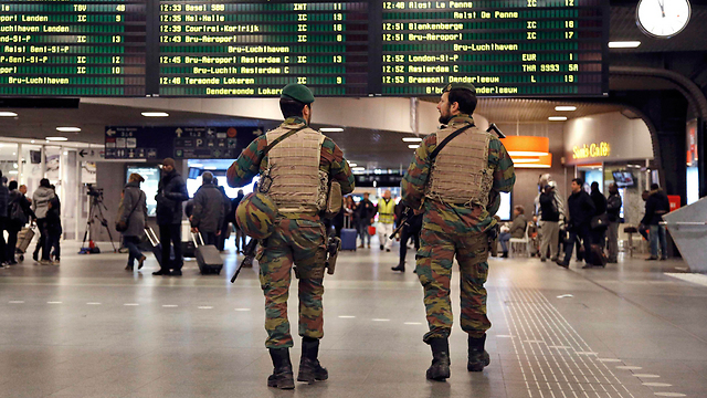 חיילים חמושים בבריסל (צילום: רויטרס) (צילום: רויטרס)