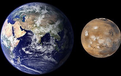 קוטרו של כדור הארץ גדול כמעט פי 2 מזה של מאדים. (צילום: נאס"א) (צילום: נאס