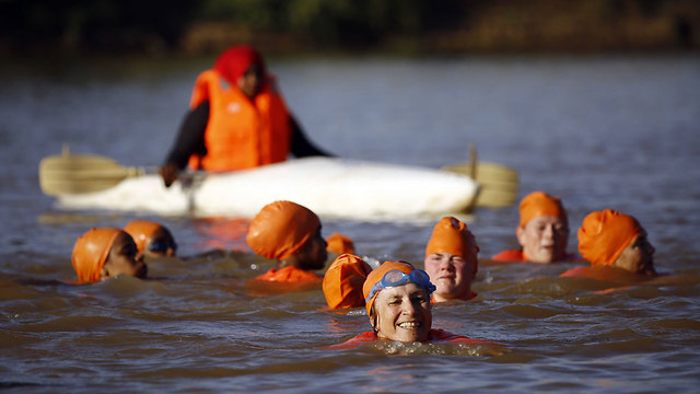 החיוכים נשארו גם בתוך המים (צילום: AFP) (צילום: AFP)