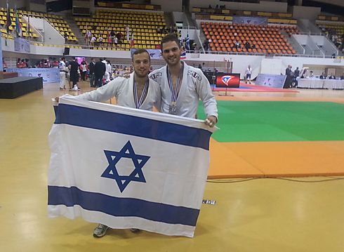 כהן ופפרני עם המדליות והדגל (צילום: התאחדות "אילת") (צילום: התאחדות 