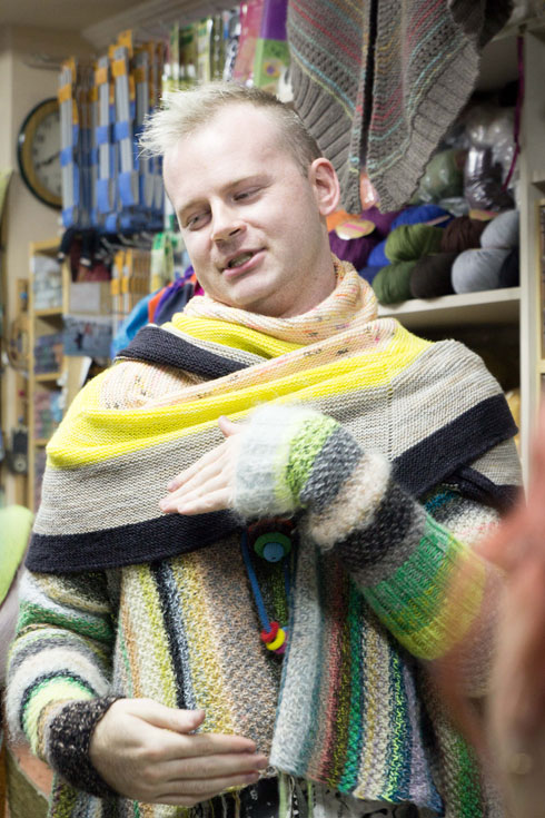 אמן הסריגה האמריקאי סטיבן ווסט מעביר סדנה בחנות (צילום: נטע קונס)