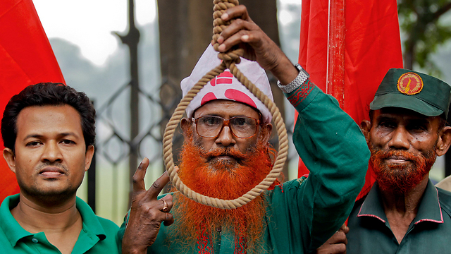 פעילים בנגלדשים שתמכו בהוצאת להורג של שני מנהיגי האופוזיציה (צילום: AP) (צילום: AP)