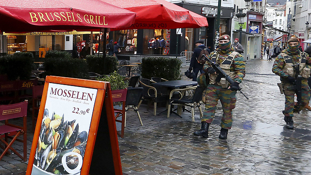 Belgian soldiers on guard outside a cafe in Brussels. (Photo: Reuters)