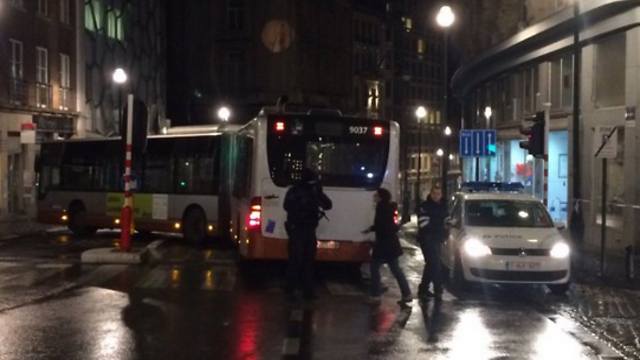 אוטובוס ששימש את המשטרה לחסום רחוב ()
