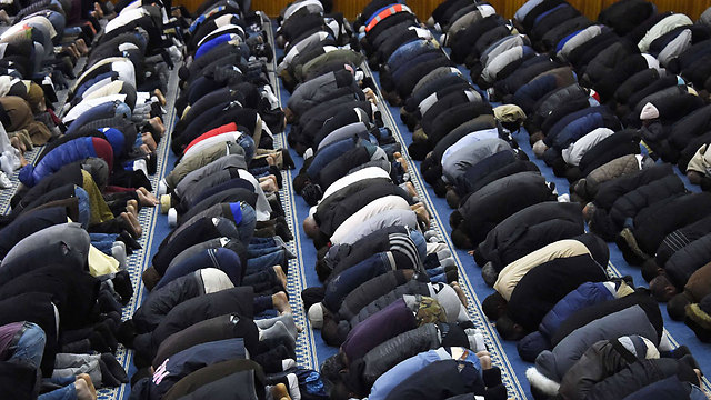 Muslims praying in a Paris mosque. (Photo: AFP) (Photo: AFP)