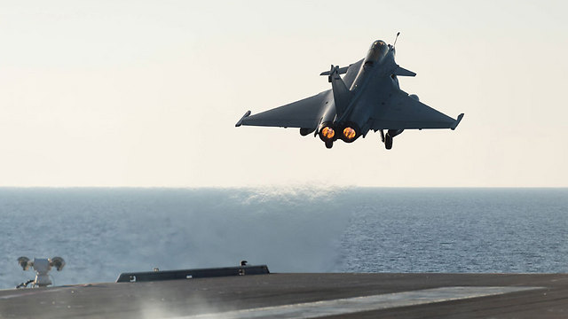 מטוס קרב צרפתי בדרך להפציץ מטרות דאעש (צילום: AP) (צילום: AP)