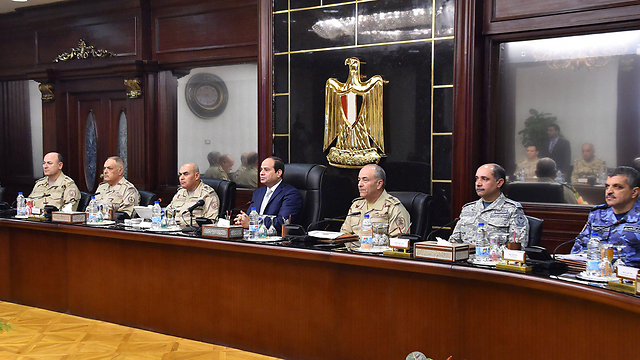 נשיא מצרים בישיבה של מועצת הכוחות המזוינים בקהיר (צילום: AFP) (צילום: AFP)