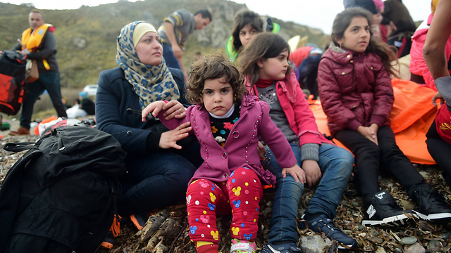 מהגרים מגיעים מטורקיה לחופי יוון (צילום: AFP) (צילום: AFP)