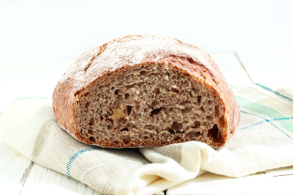 כדי לשפר את המרקם והטעם כדאי להשתמש בבצק מקדים (פוליש). לחם מקמח מלא עם אגוזי מלך (צילום: אולגה טוכשר)