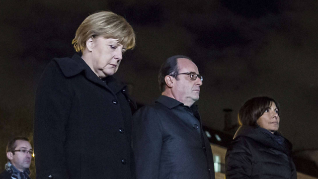 German Chancellor Angela Merkel and French President Francois Hollande stand silent in remembrance of victims of the Paris terror attacks (Photo: AFP)