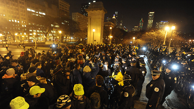 מחאה בשיקגו נגד אלימות שוטרים נגד שחורים (צילום: AP) (צילום: AP)