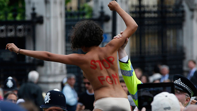 מחאה פמיניסטית בלונדון נגד מילת נשים (צילום: AP) (צילום: AP)