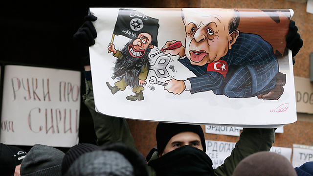 הפגנה נגד שגרירות טורקיה במוסקבה (צילום: EPA) (צילום: EPA)