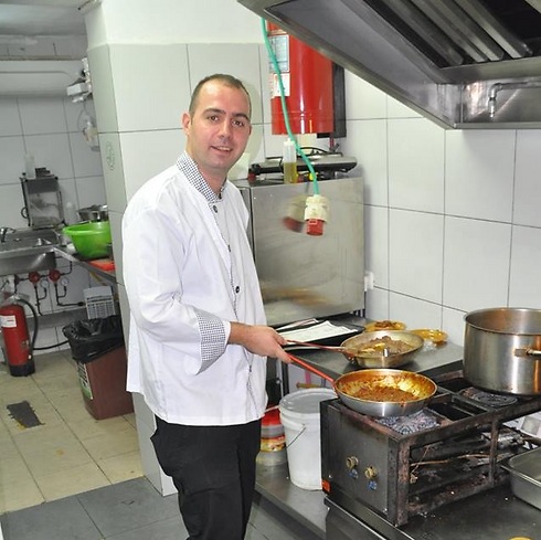 Idan Ianovici cooking the feast (Photo: Haim Aviram)