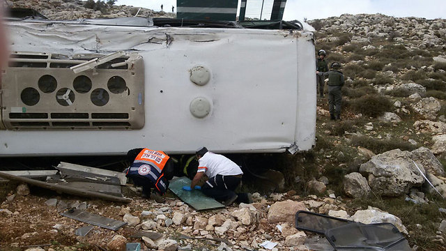 האוטובוס. לכודים ופצועים במצבים שונים (צילום: אהוד אמיתון, TPS) (צילום: אהוד אמיתון, TPS)