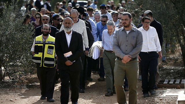 מאות השתתפו בהלוויה (צילום: AFP) (צילום: AFP)