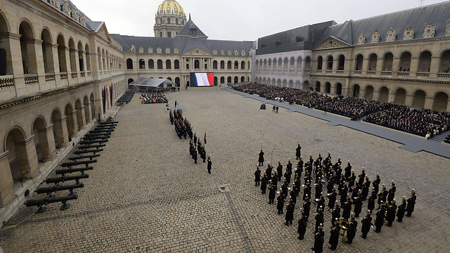 מציינים שבועיים לפיגועים בטקס רשמי (צילום: AFP) (צילום: AFP)