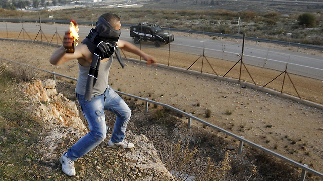 Rioting near Beitunia (Photo: Reuters)
