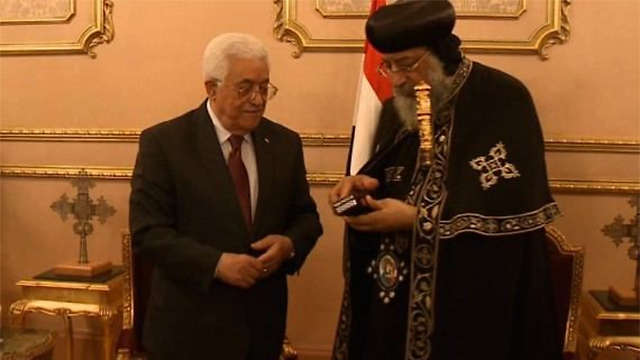 ראש הכנסייה הקופטית עם הנשיא הפלסטיני אבו מאזן ()
