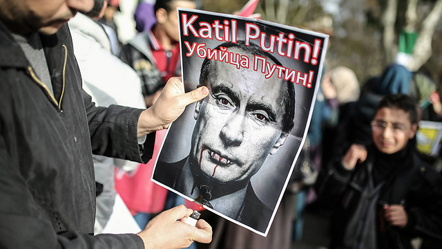 "פוטין רוצח". מפגינים נגד רוסיה באיסטנבול (צילום: AP) (צילום: AP)