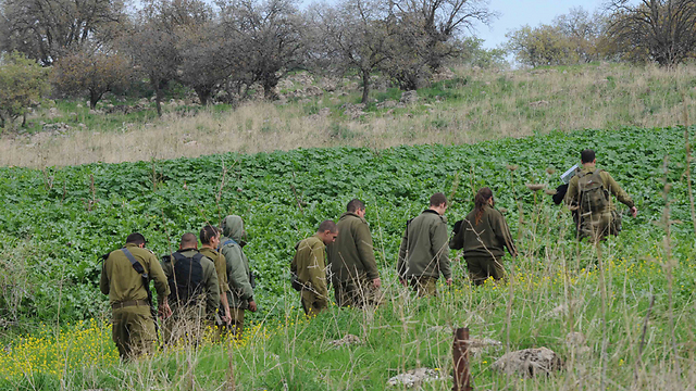 Soldier searching for Guy Hever (Photo: Aviyahu Shapira)