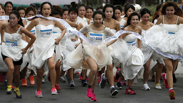 תחרות ריצה לכלות בבנגקוק, תאילנד (צילום: רויטרס) (צילום: רויטרס)
