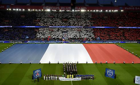 דגל צרפת באצטדיון (צילום: AP) (צילום: AP)