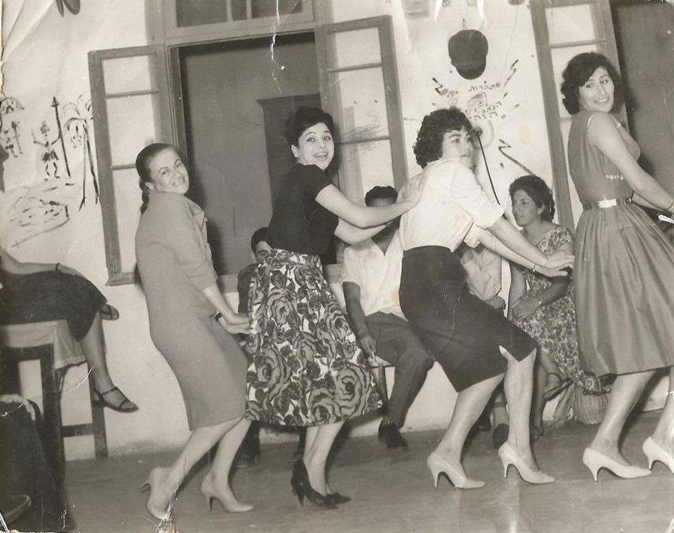 מסיבה של להקת גייסות השריון, סוף שנות ה-50. משמאל: נעמי פולני, תרצה אלתרמן (אתר), רחל הררי (אקשטיין) וזמירה חיון (חן). "סיפור חיים רוטט, צמא לרוגע"