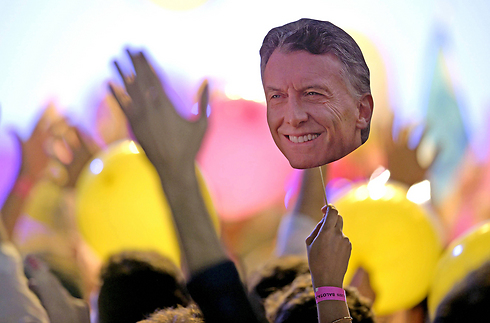 איש האופוזיציה מאוריציו מקרי נבחר לנשיא ארגנטינה. שלט שהניפו תומכיו בבואנוס איירס (צילום: AFP) (צילום: AFP)