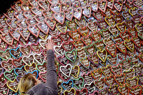 לבבות עשויים מלחם ג'ינג'ר לכבוד חג המולד בפוטסדם, גרמניה (צילום: AP) (צילום: AP)