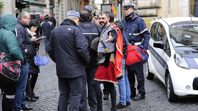 פקחים קונסים שחקן בלבוש חייל רומאי בבירת איטליה (צילום: EPA) (צילום: EPA)