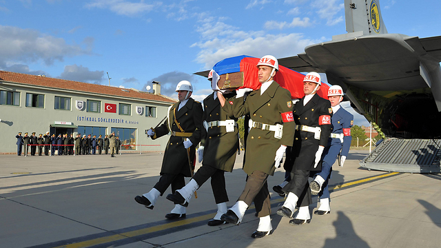גופת הטייס מובאת לקבורה ברוסיה (צילום: AP) (צילום: AP)