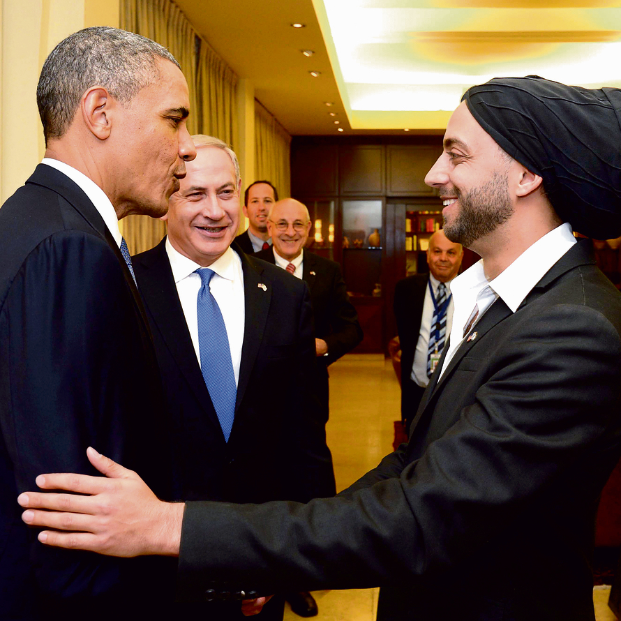 בתפקידו הכפול כאמן וסמל לאומי. עם אובמה בביקורו בישראל ב־2013 | צילום: אבי אוחיון
