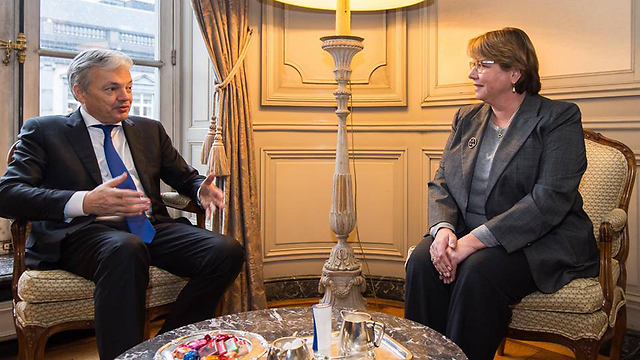 שר החוץ הבלגי דידייה ריינדרס עם השגרירה הישראלית סימונה פרנקל (צילום: משרד החוץ הבלגי) (צילום: משרד החוץ הבלגי)